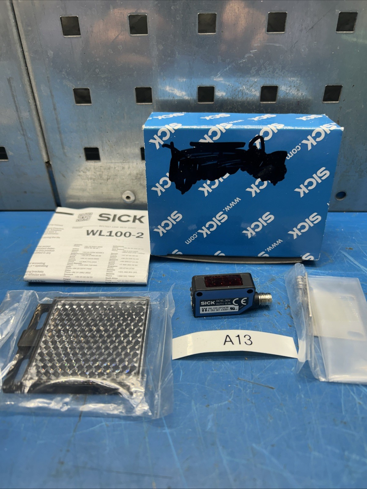 SICK WL100-2P3439 PHOTOELECTRIC SENSOR NIB FAST SHIPPING! + WARRANTY