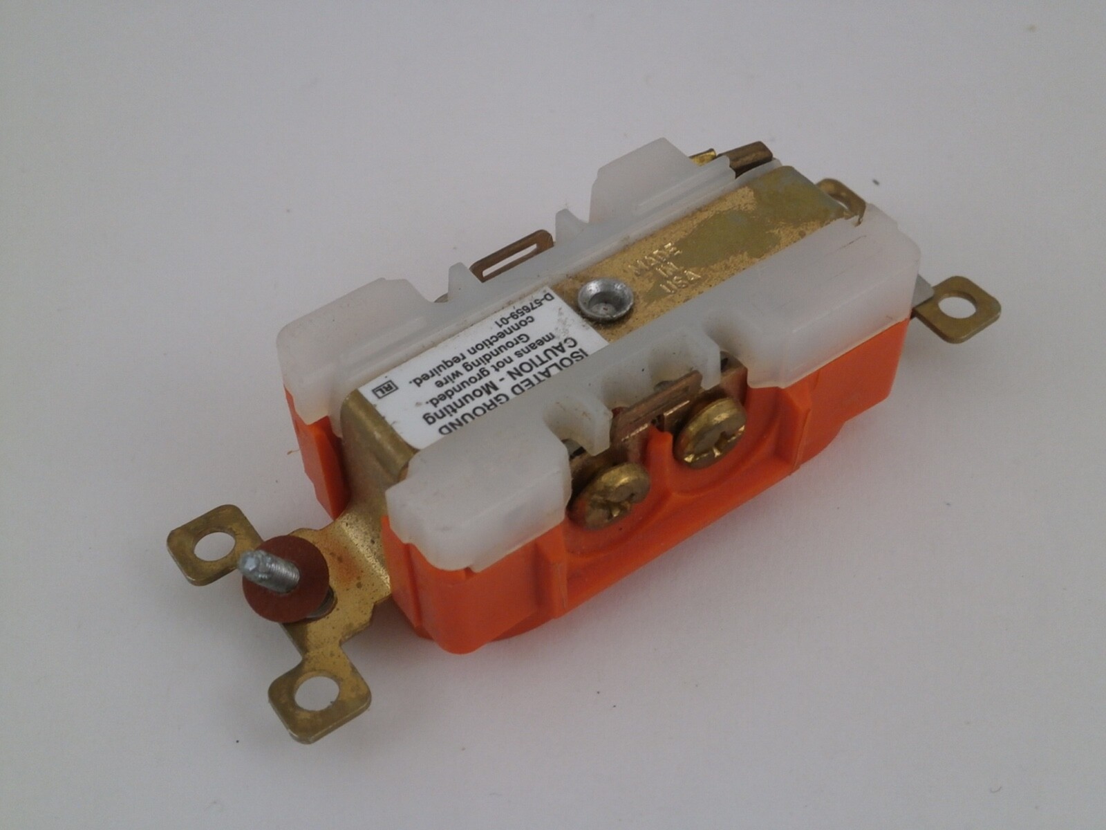 BRYANT ISOLATED GROUNDING RECEPTACLE 15A/125V 5262- ORANGE *NEW SURPLUS NO BOX*