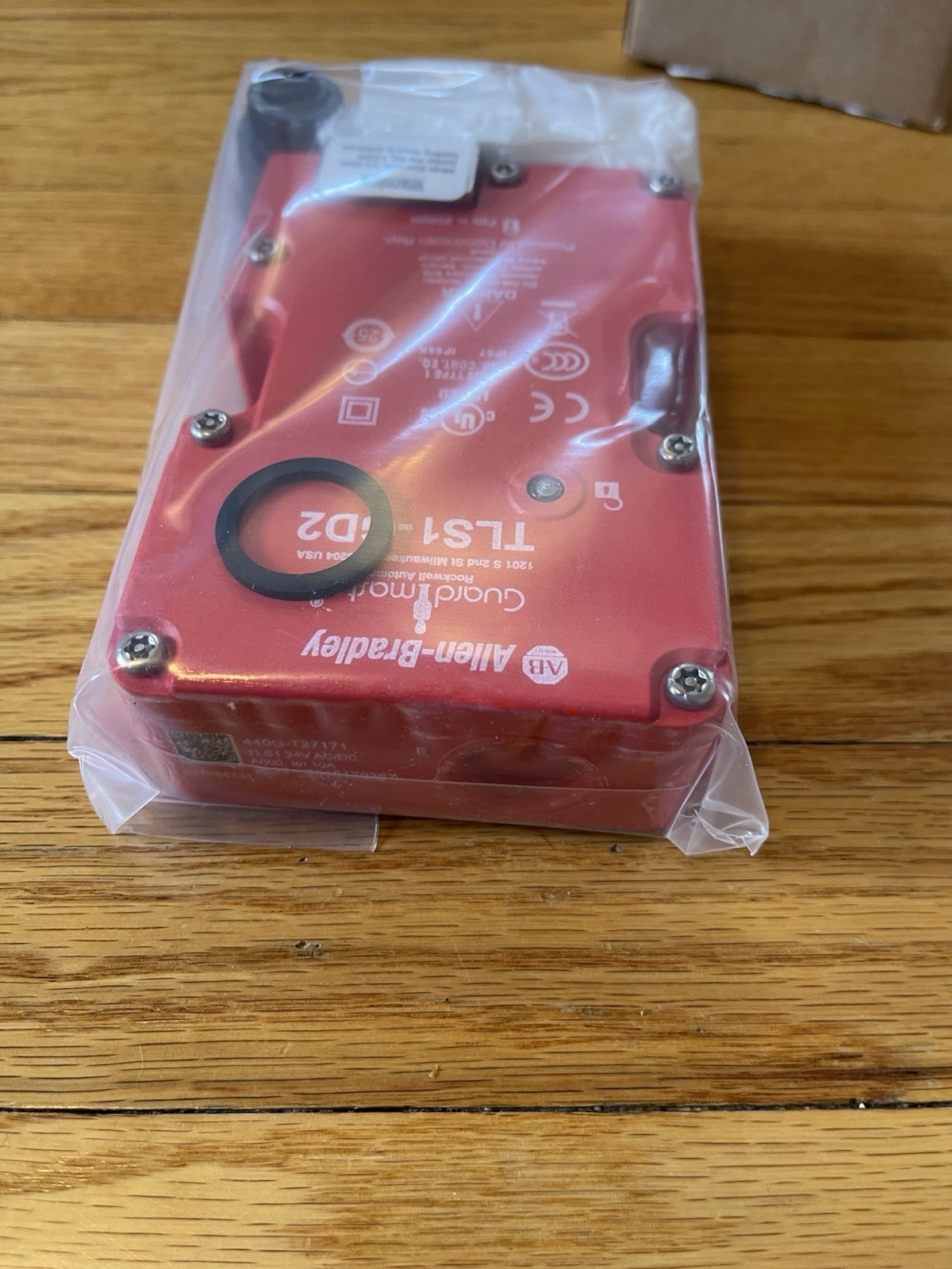 NEW TLS1-GD2 Allen Bradley Guard Locking Switch 440G-T27171 /E 1/2 NPT Adapter