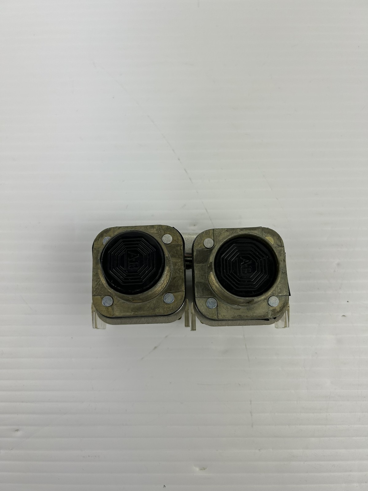 Allen Bradley 800T-FA22 Push Button Series T 800T-XA Ser. D Type 4,13 – Lot of 2