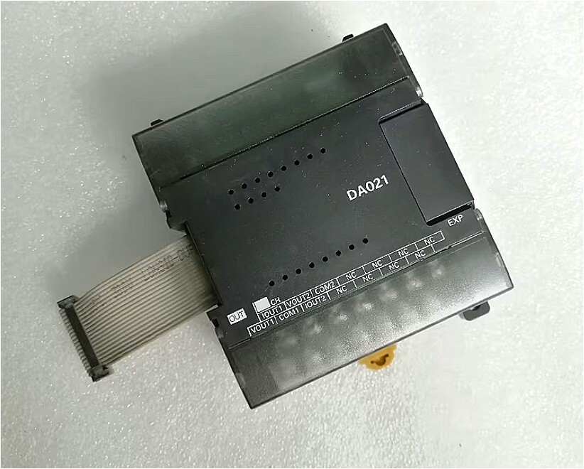 New In Box Omron CP1W-DA021 PLC module