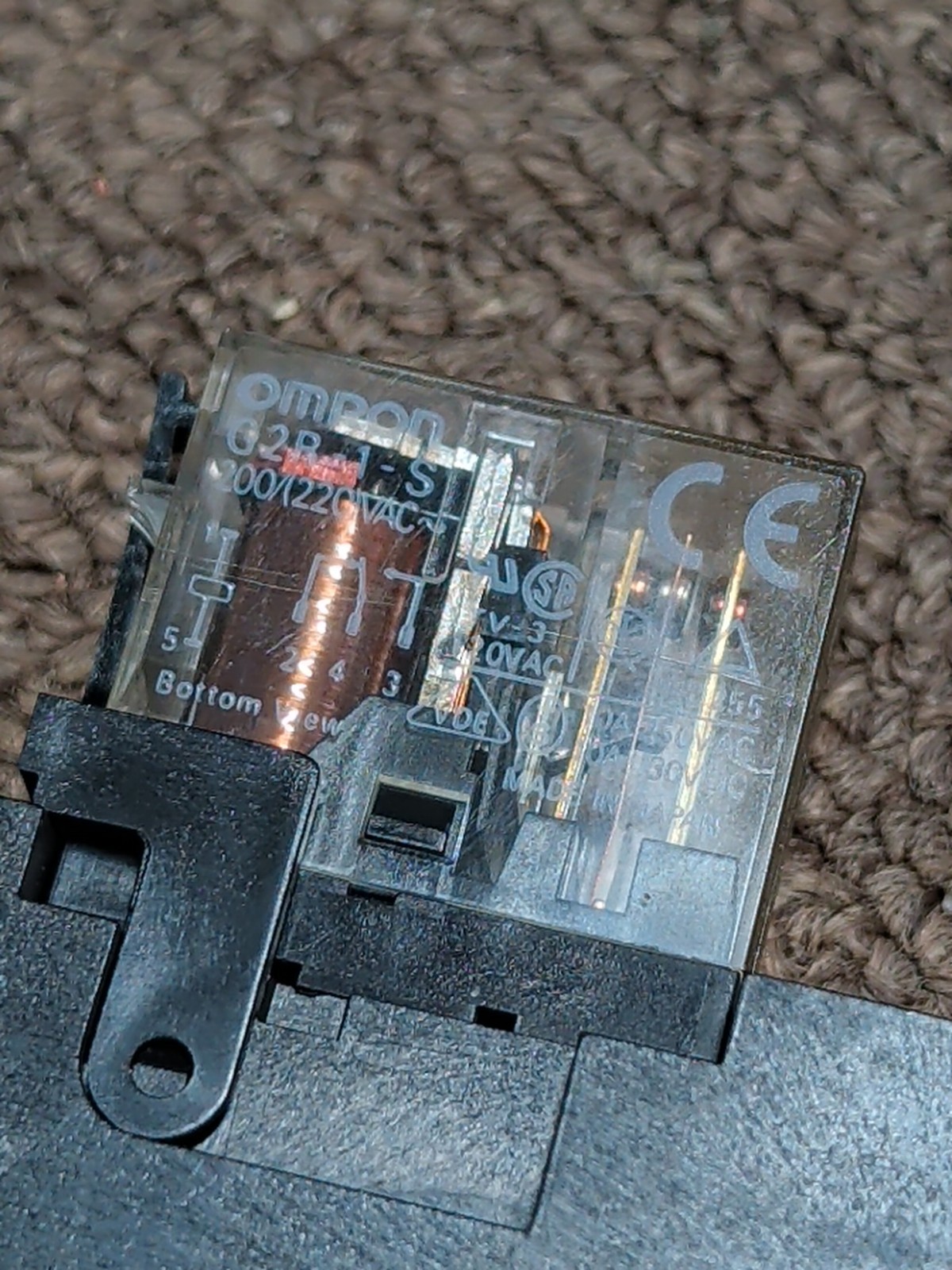 Omron G2R-1-S 200/(220)VAC Plug-In, General Purpose Relay, Square, 10 A, 5 Pins,