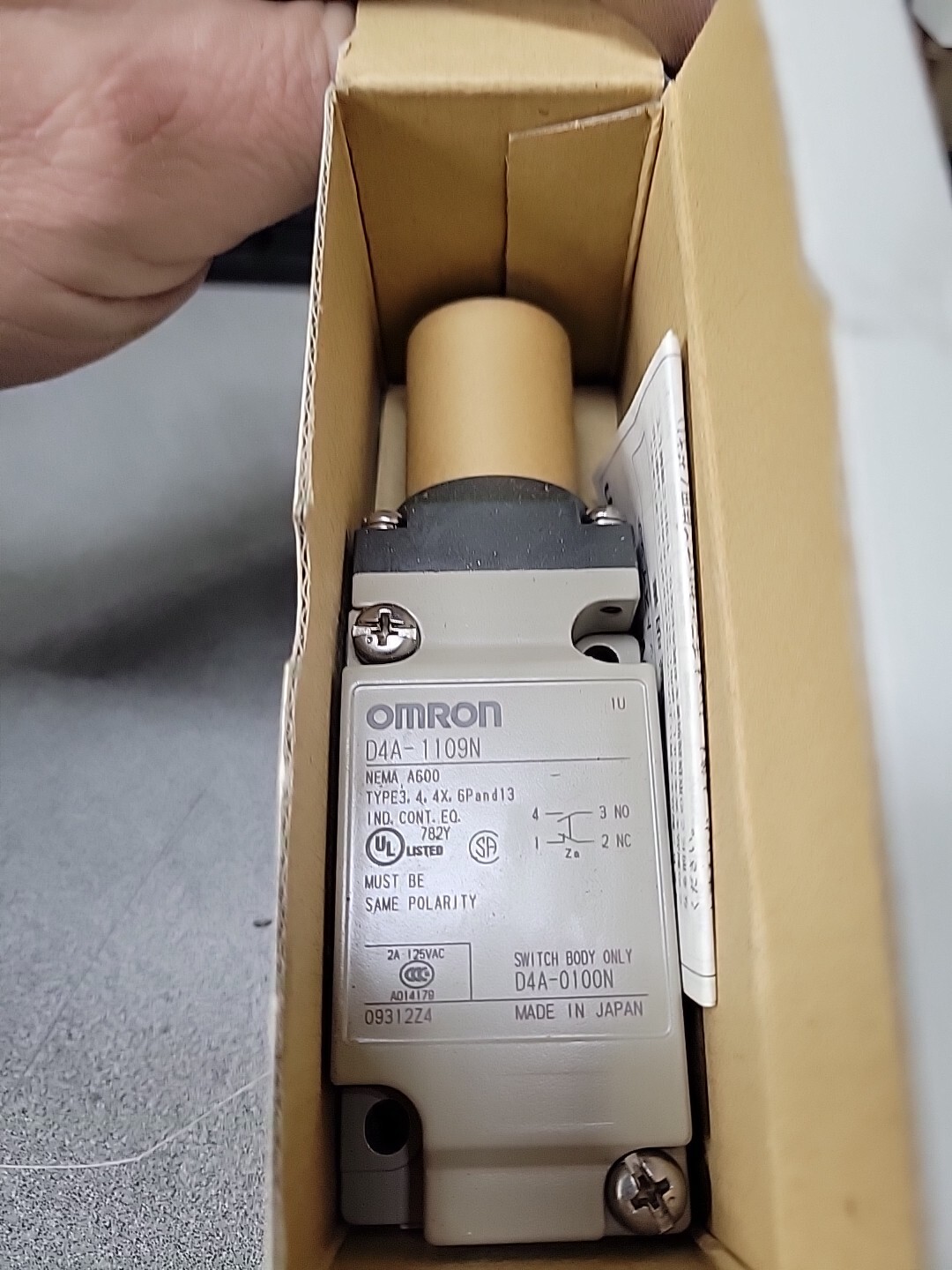 Omron D4A-1109N Heavy Duty Limit Switch, Plunger, Spdt, 10A @ 600V Ac