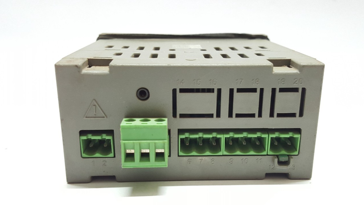 DATA TRACK PROCESS INSTRUMENTS TRACKER 200 90-265V 50/60HZ 12-32VDC 7VA