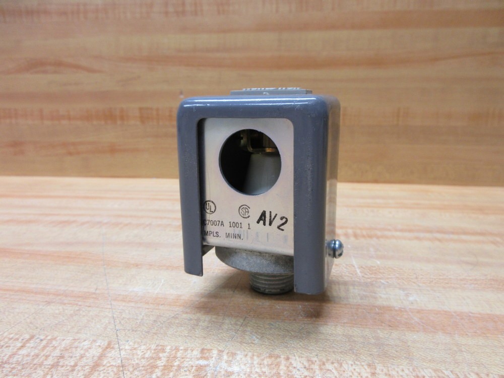 Honeywell C7007A-1001 Flame Rod Holder C7007A1001