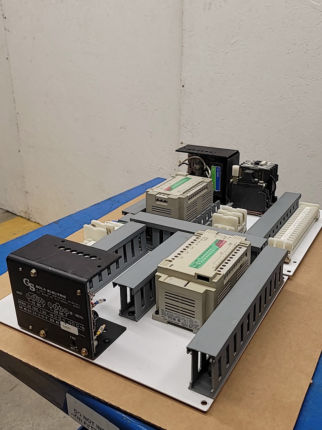 Lot of 2x Idec MICRO-1 PLC Control Panel Sola 83-24 Power Supply DIN Rail Relay