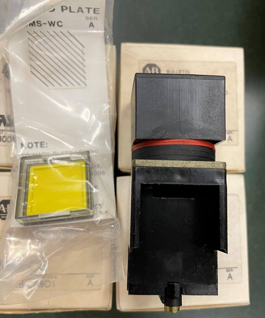 NEW ALLEN BRADLEY SMALL SQUARE PUSH BUTTON 800MB-CA9D1 SERIES A