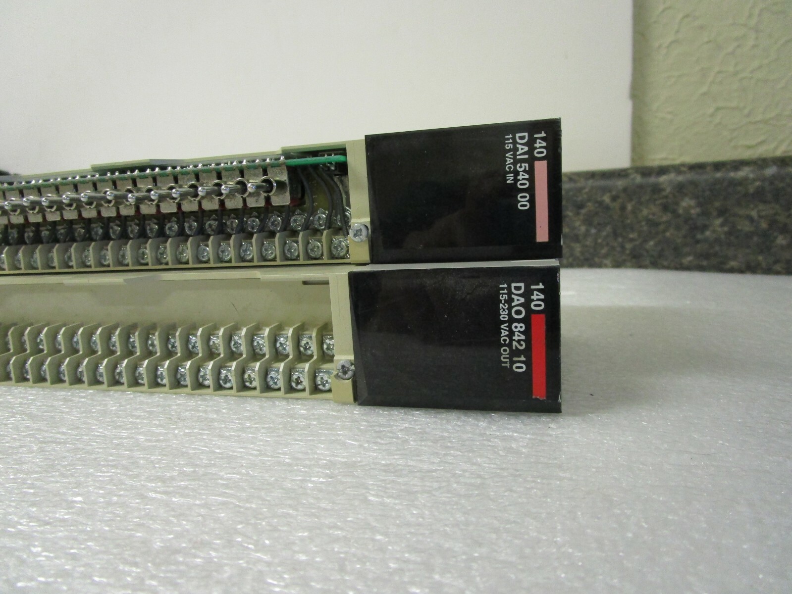 (2) Schneider Modicon 140 Modules (1) DAI 540 115 VAC IN (1) DAO 842 115-230 VAC