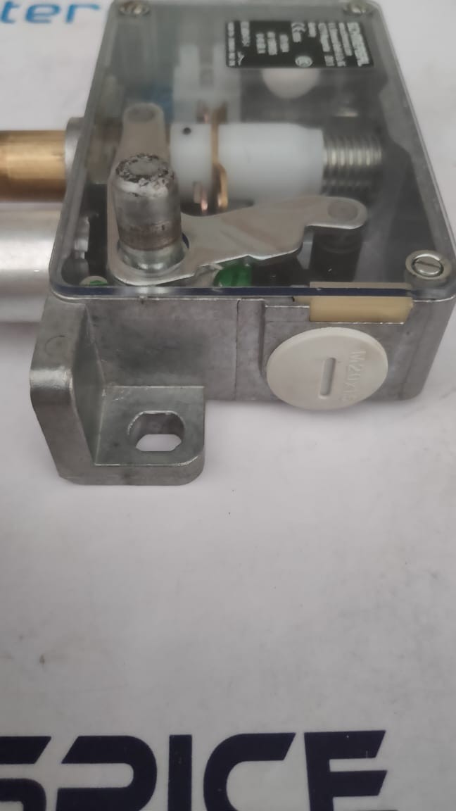 SCHMERSAL ATV 59/4 Door Locking System AV 15RHX35 U 45 GRAD N