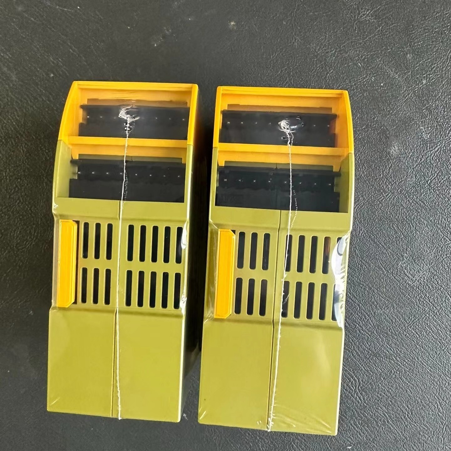 1pcs New PILZ 750330 PNOZ s30 24-240VACDC 2 n/o 2 n/c #b