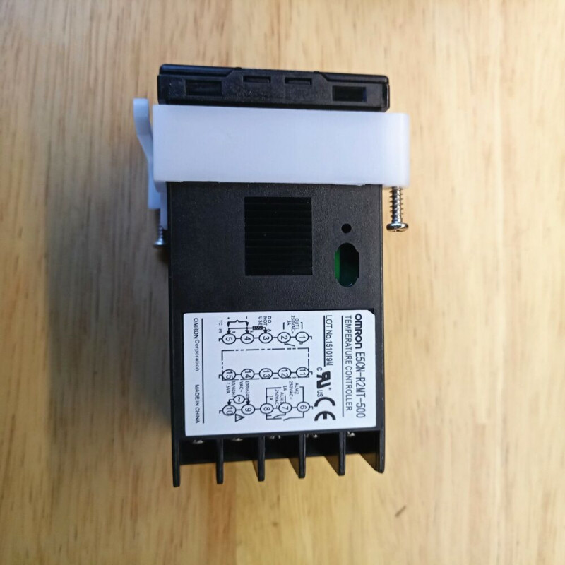 NEW OMRON Digital Temperature Controller E5CN-R2MT-500 100-240V