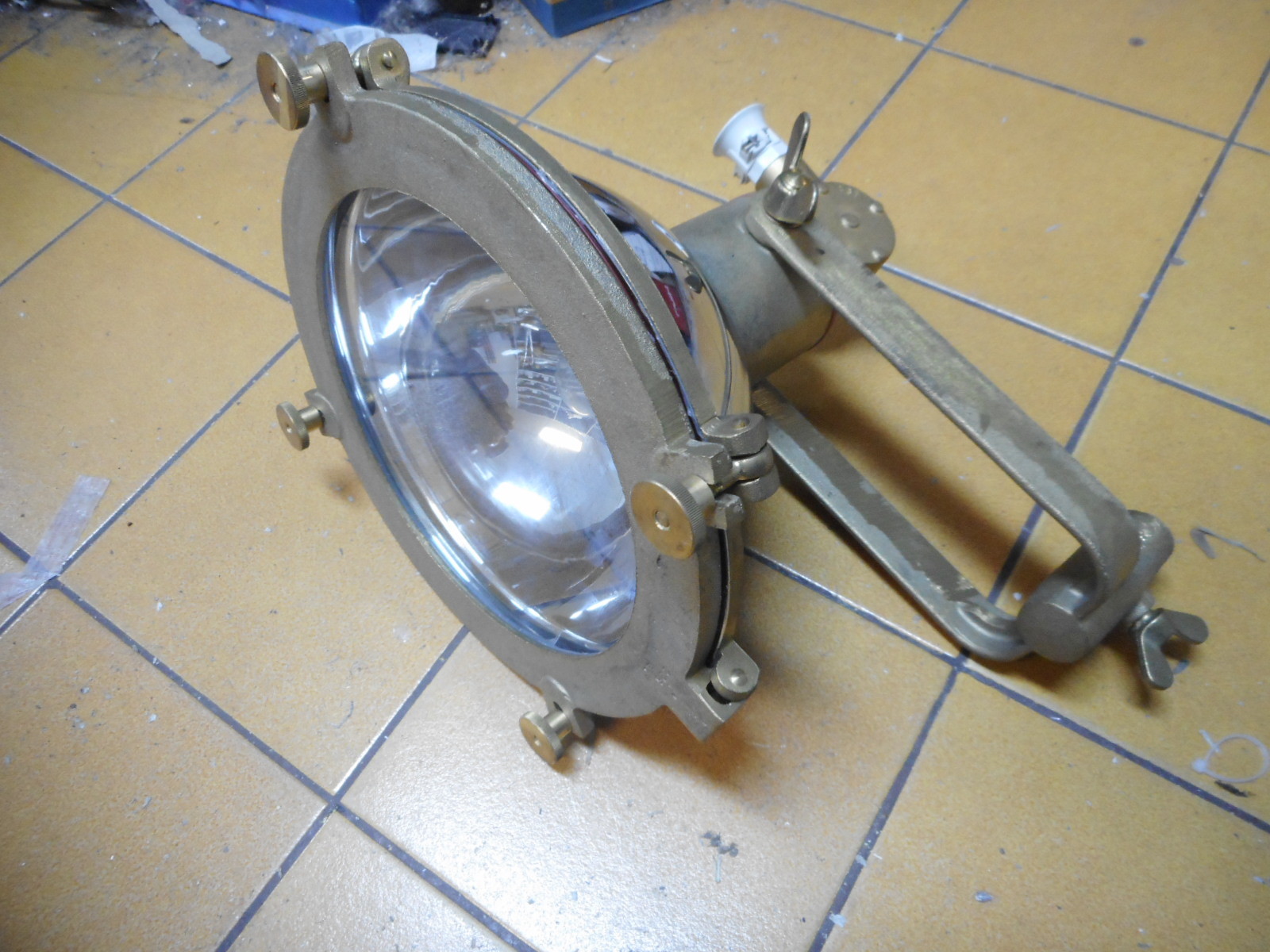 MARINE FLOODLIGHT 10″ (250mm) SOLID BRASS — 205W E27 Bulb SWIVEL FORK MOUNT