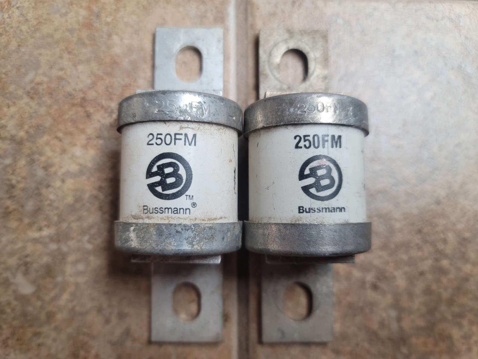 (2) BUSSMANN 250FM High Speed British Standard Fuse 250A 690V 660V
