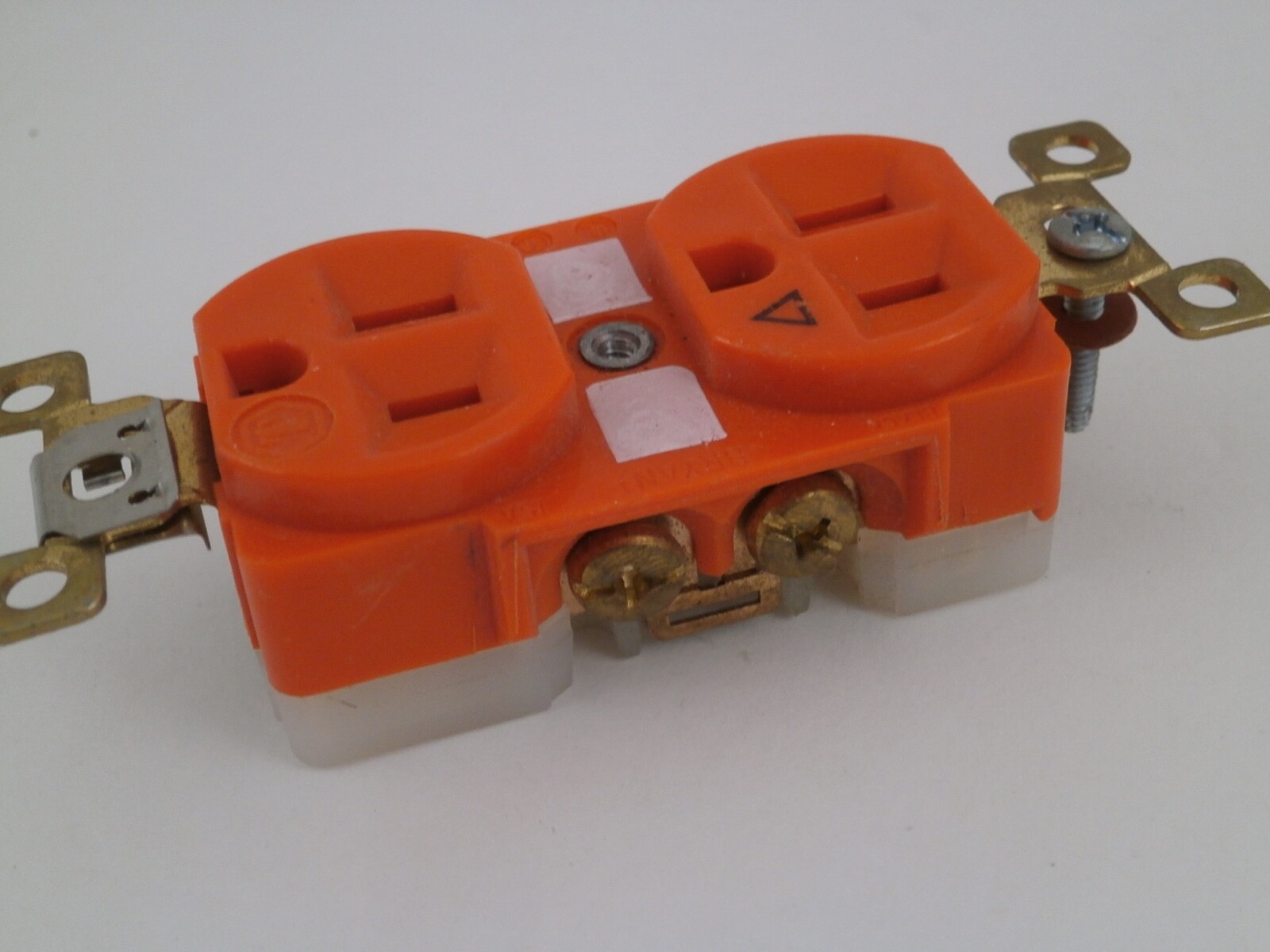 BRYANT ISOLATED GROUNDING RECEPTACLE 15A/125V 5262- ORANGE *NEW SURPLUS NO BOX*