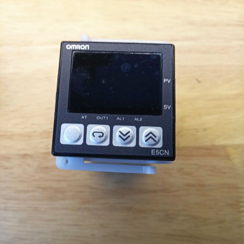 NEW OMRON Digital Temperature Controller E5CN-R2MT-500 100-240V