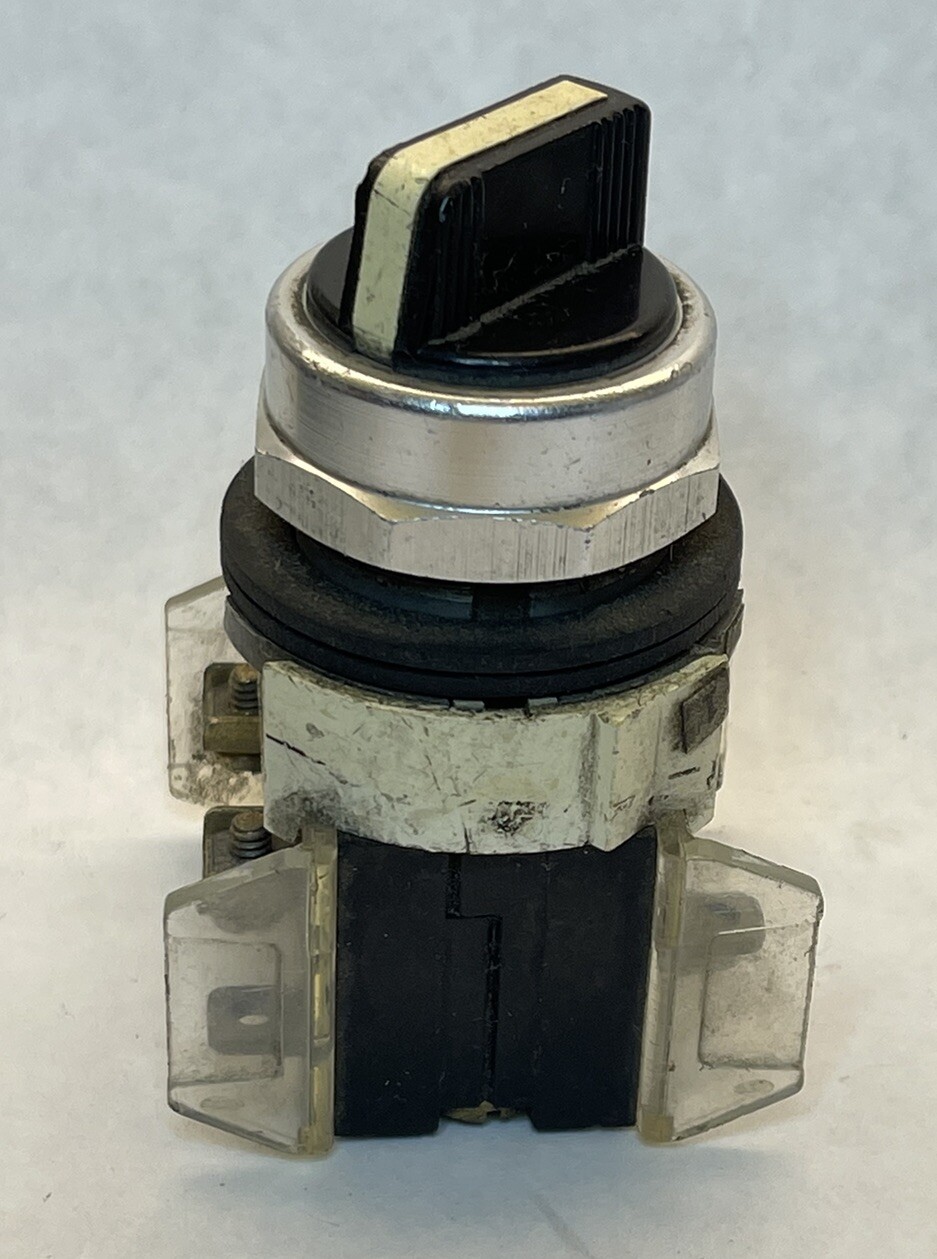 Allen Bradley 800T-XA SERIES C 2-Pos. Selector Switch 800TXA Used (24J31)