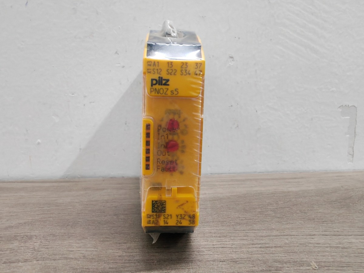 New In Box PILZ PNOZ S5 750105 Safety Relay