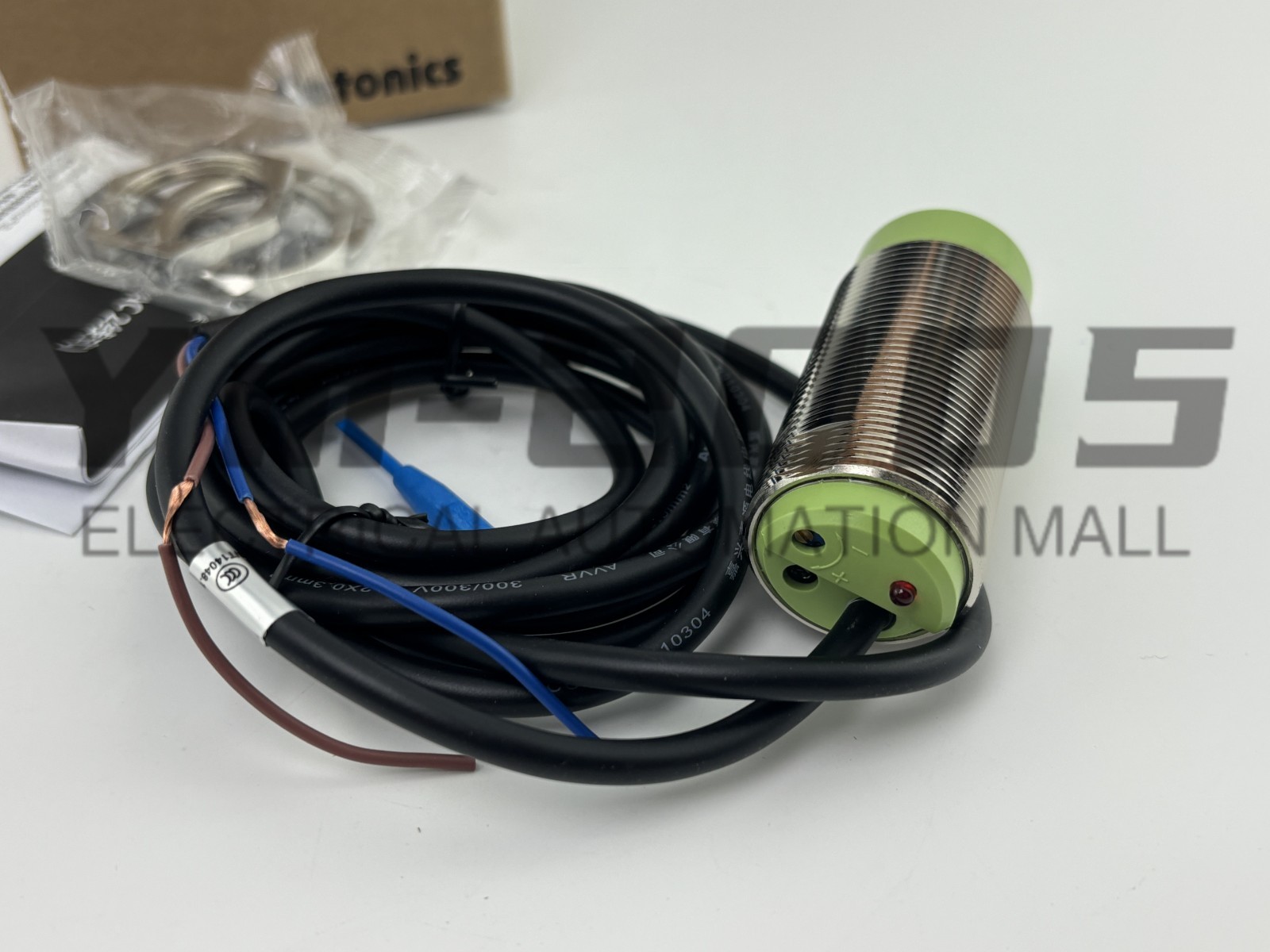 1QTY Brand New ones AUTONICS CR30-15AO