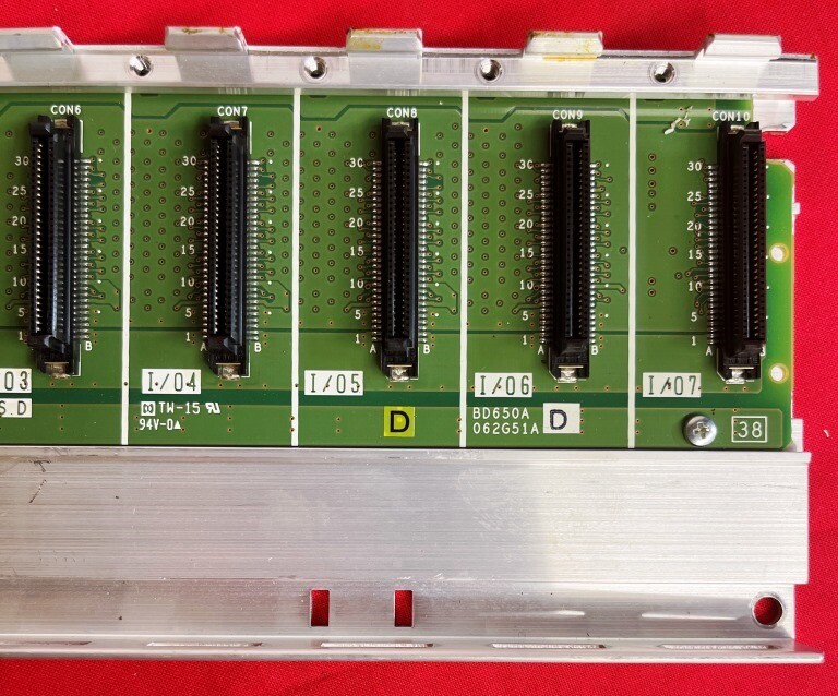 MITSUBISHI BASE UNIT, Q38B, 5 VDC, 0.124 AMP, 13″ LENGTH, 4″ WIDTH