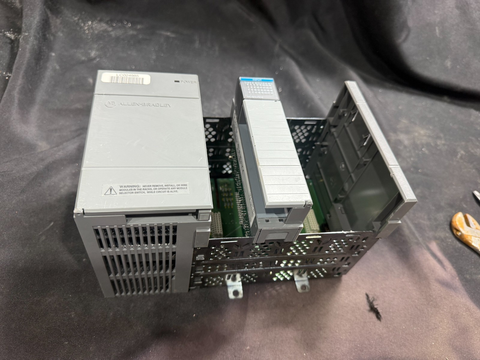 ALLEN BRADLEY AB SLC-500 1746-A4 4 SLOT CHASSIS, 1746-P2 RACK MOUNT POWER SUPPLY