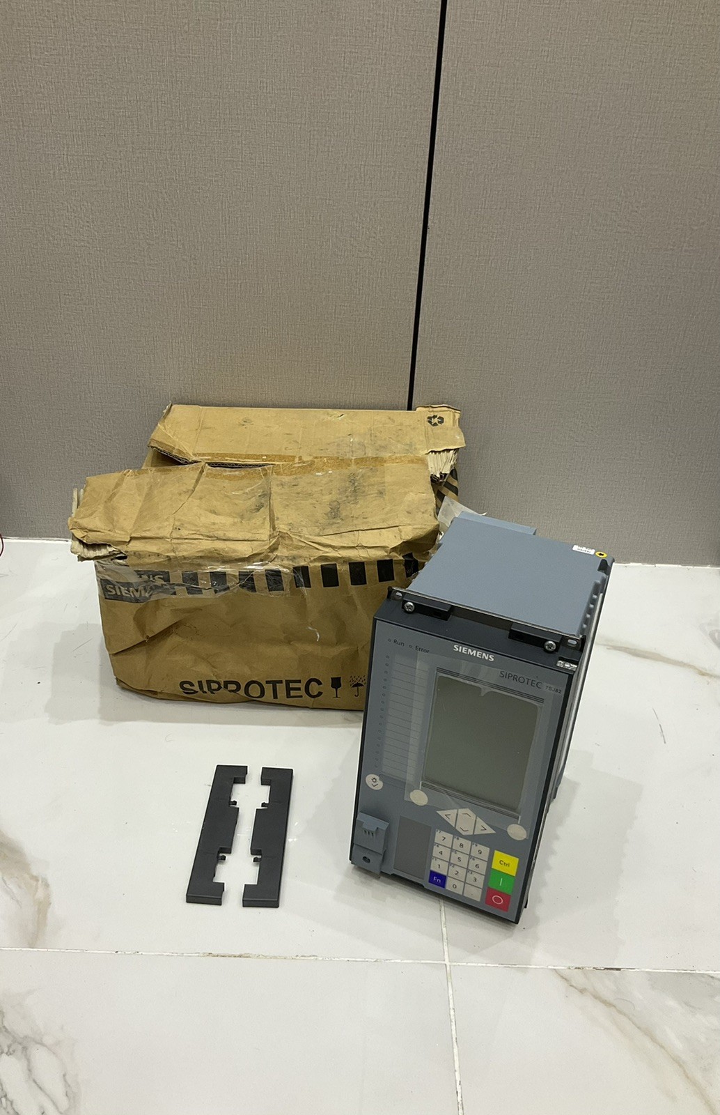 SIEMENS SIPROTEC 7SJ8200-2CB40-0AA0-Z OVERCURRENT PROTECTION RELAY