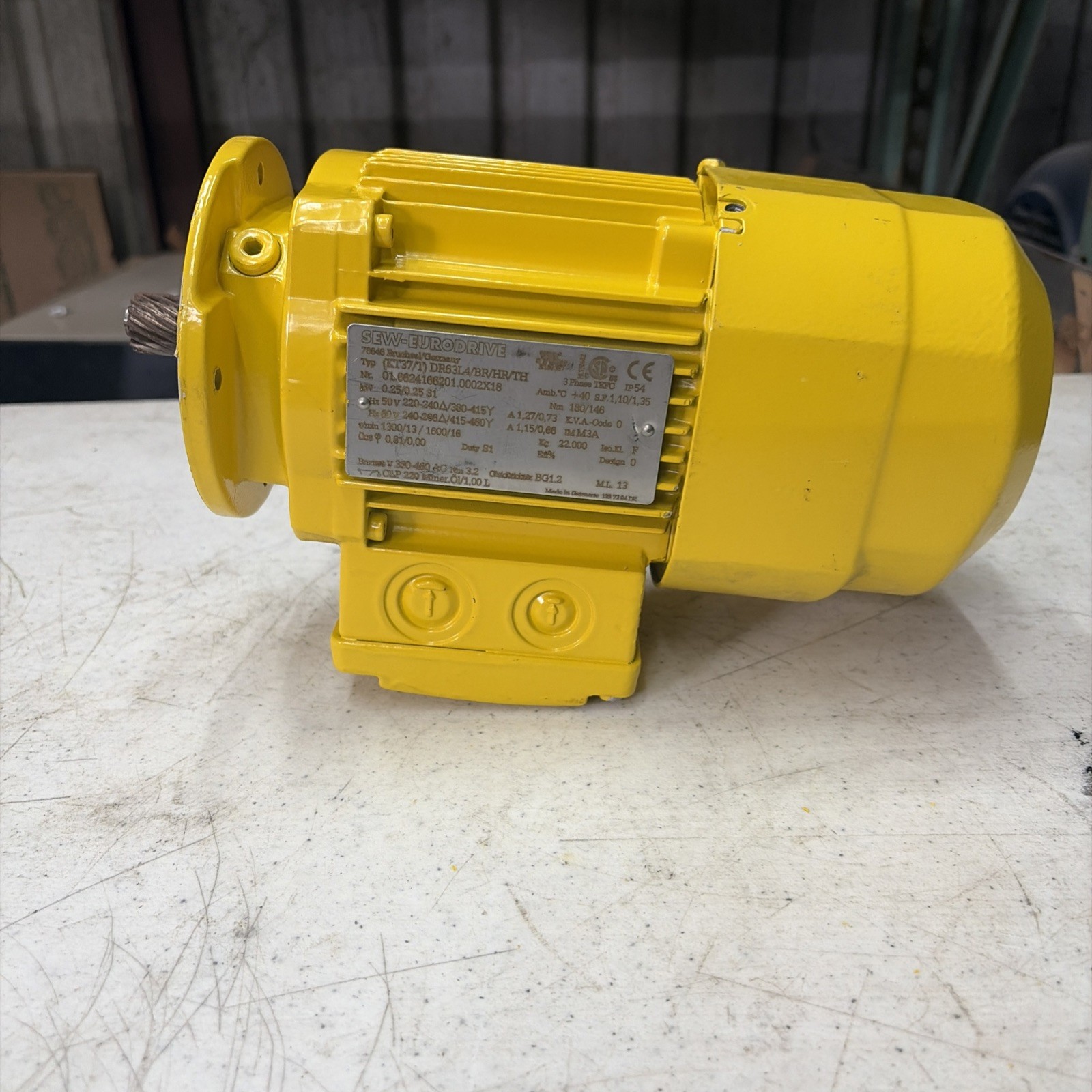 SEW-EURODRIVE KA37/T DR63L4/BR/HR/th 1600 RPM, 266/460V, 3P