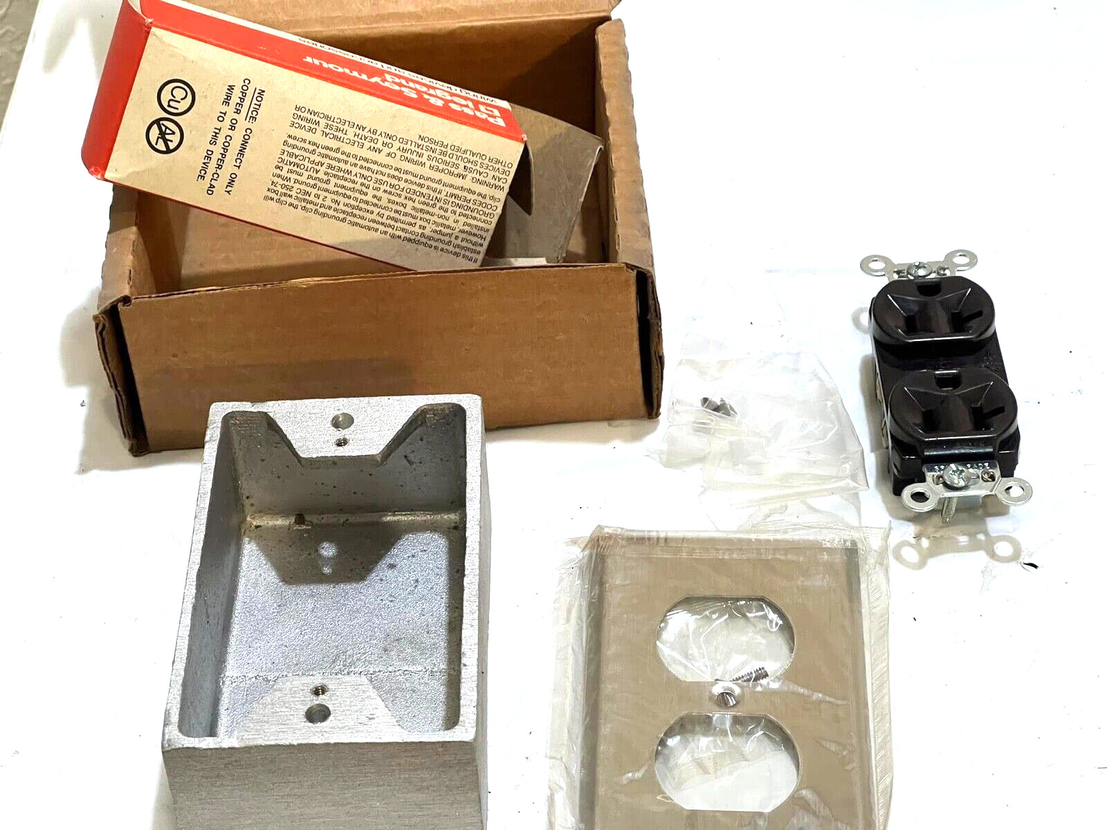 Cooper Crouse Hinds Pauluhn 2754A-125 Receptacle 2754A125 Receptacle 20Amp NEW!