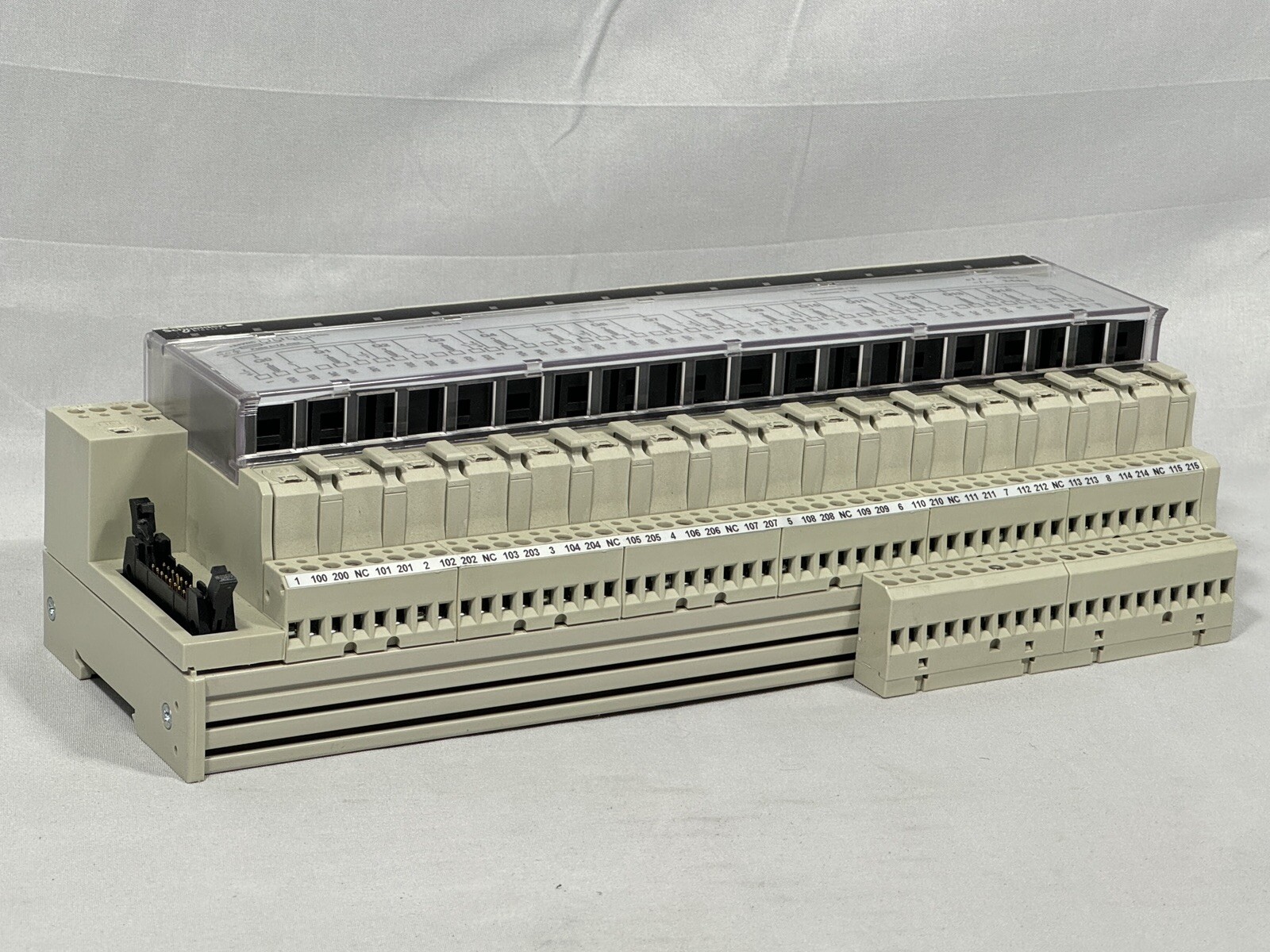 SCHNEIDER ELECTRIC 16 CHANNEL 2 OUTPUT MODULE P/N: ABE7P16T318 DIN RAIL MOUNT
