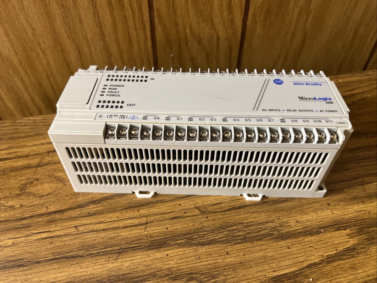 Allen Bradley 1761-L32BWA / E MicroLogix 1000 Controller