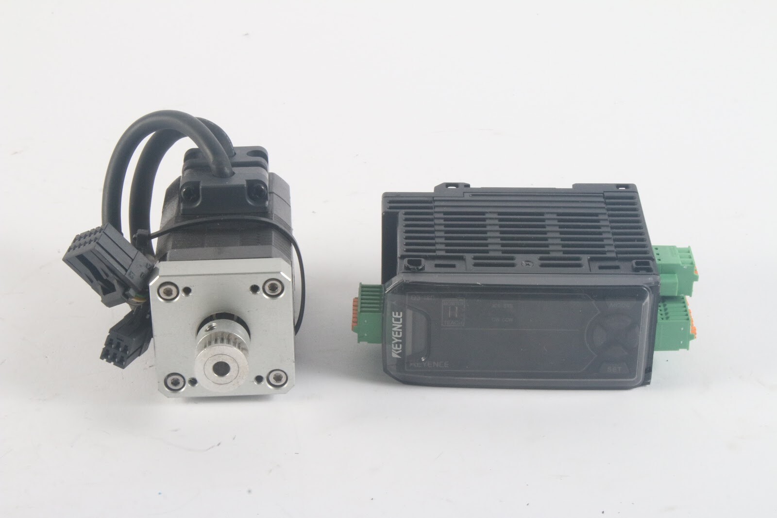 Keyence QS-10P Stepper Motor Driver W/ Keyence QS-M42 Stepper Motor