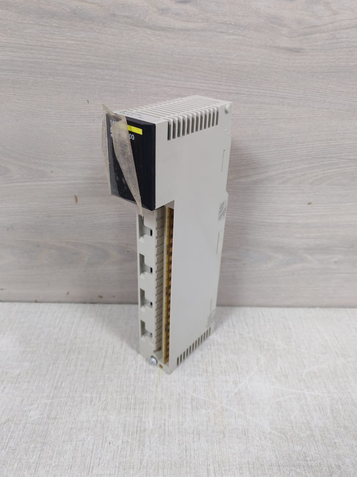 SCHNEIDER AUTOMATION TSX QUANTUM 140DRA84000 RELAY OUT 16X1 -NEW W/ FILTHY BOX