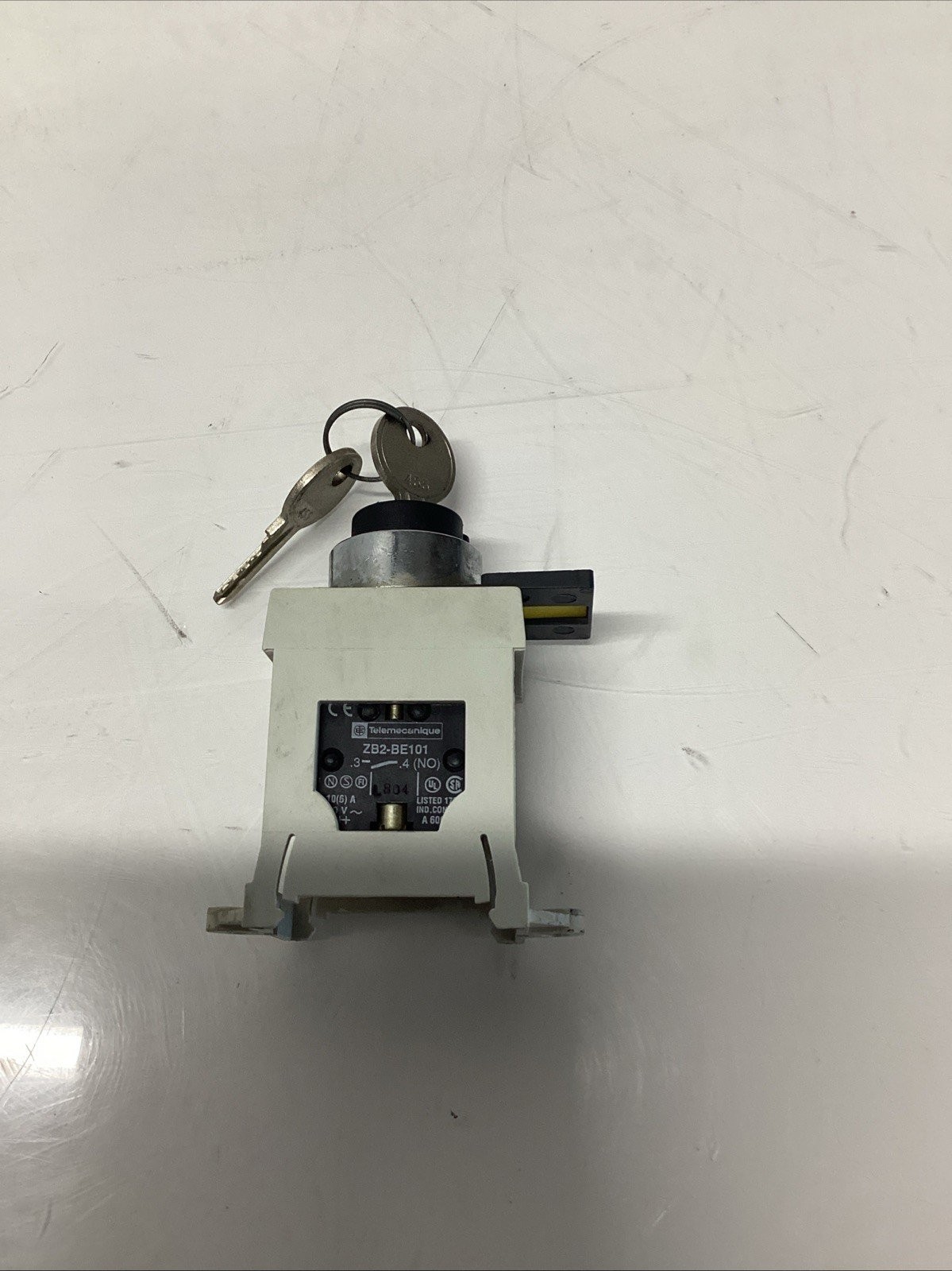 Telemecanique ZB2-BE101 Schneider Block W/ ZB2-BE102 & Key N-182