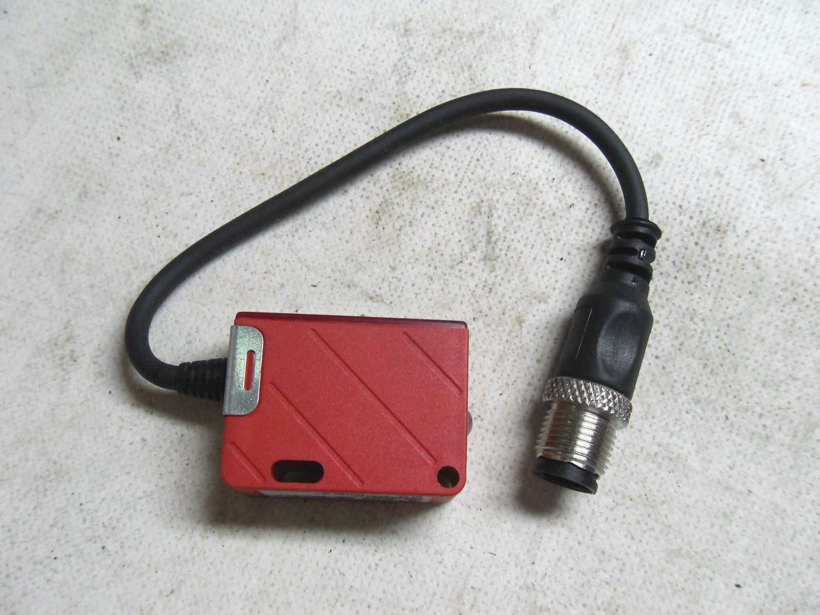 1 LEUZE ELECTRONIC HRT 25/66-300 SCANNER WITH BACKGROUND SUPPRESSION.
