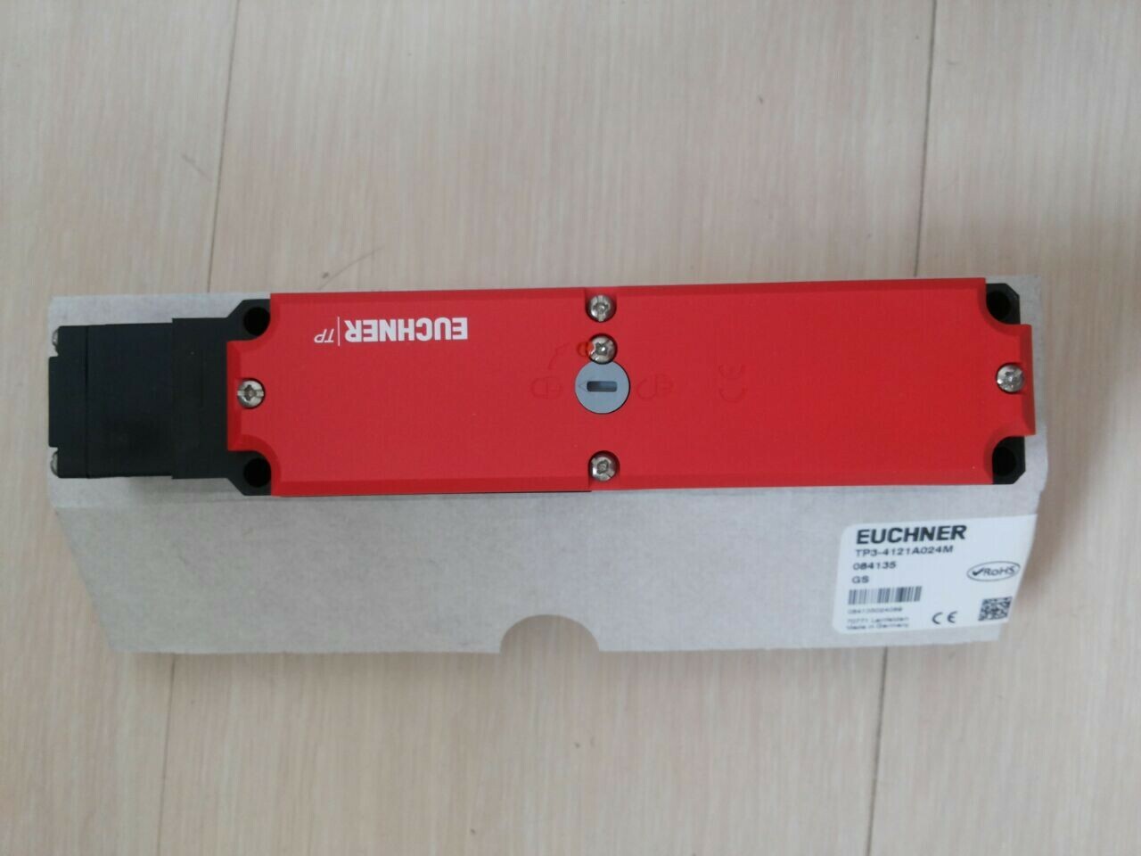 1 PCS EUCHNER TP3-4121A024M 084135 Safety switch