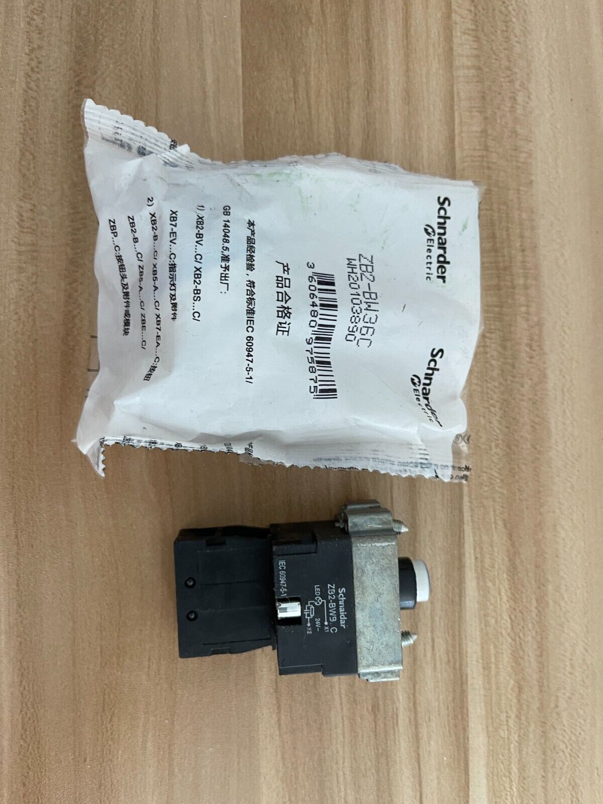 1PCS New schneider Reset button ZB2-BW36C+ZB2-BW61C free shipping