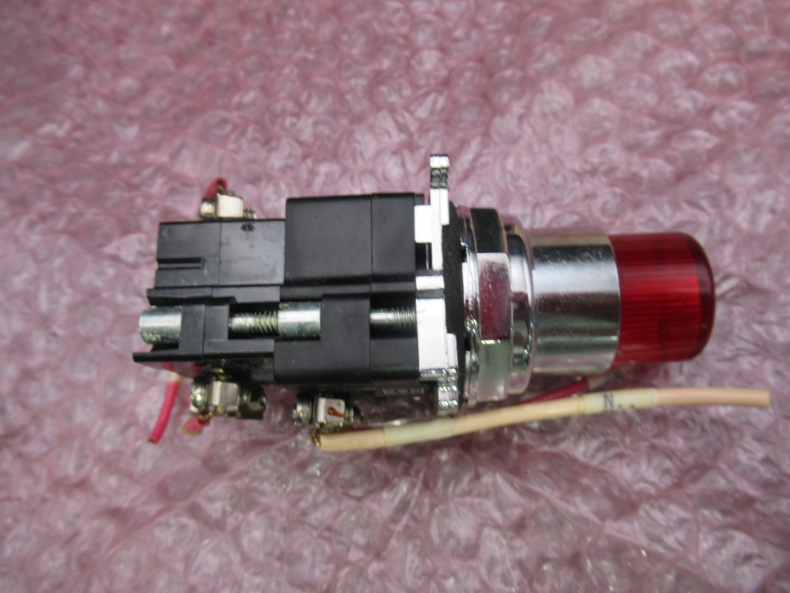 EATON Cutler Hammer 10250T76R RED ILLUM PUSH BUTTON 120V 1NO/1NC