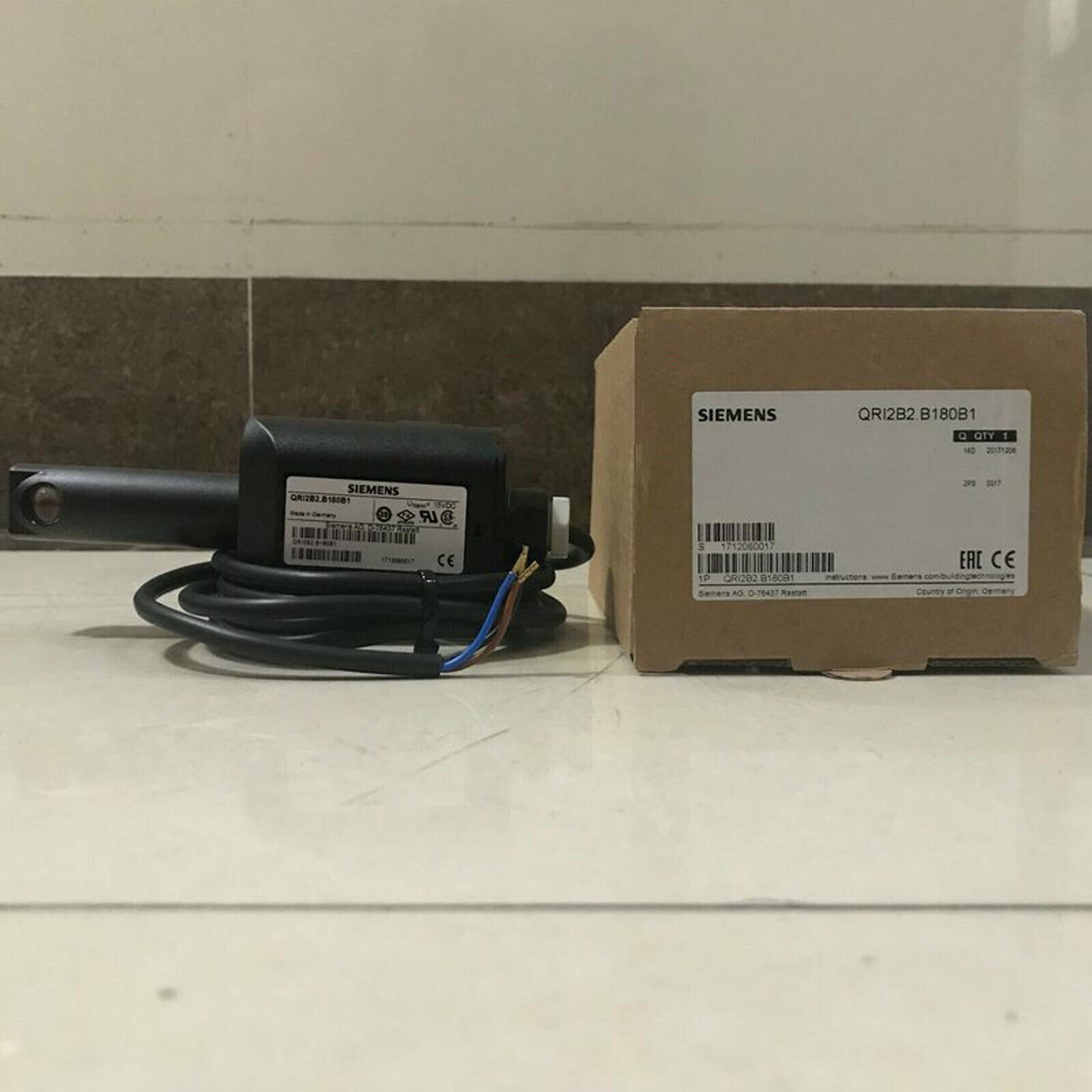 One New QRI2B2.B180B1 SIEMENS Burner Infrared Flame Detector Flame Sensor In Box