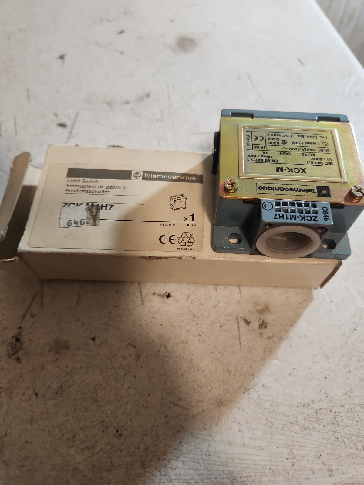Telemecanique ZCK-M1H7 Limit Switch Body XCK-M