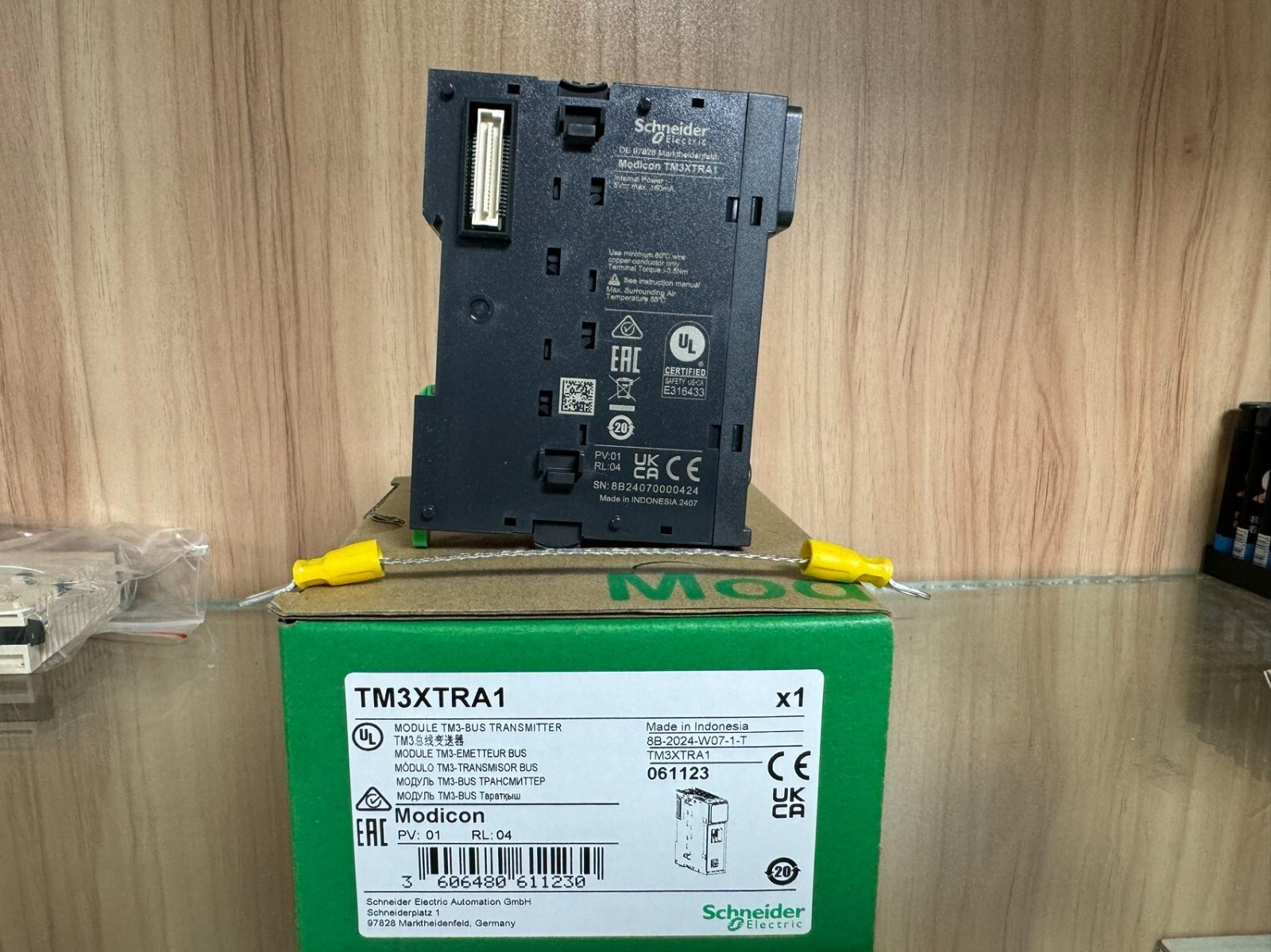 For NEW Schneider Programmable Logic Controller Module TM3XTRA1 With box