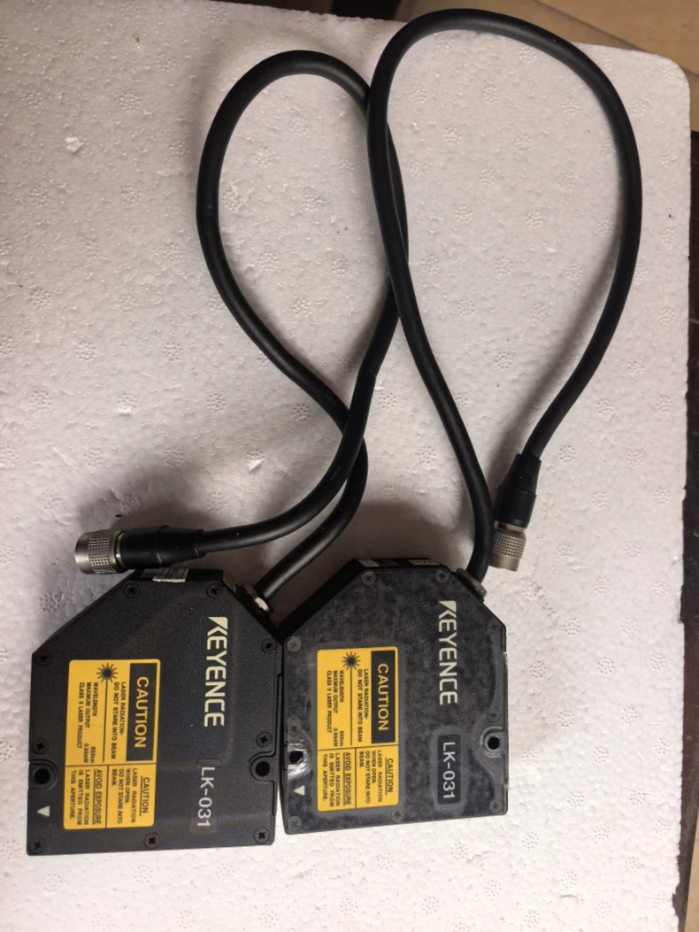 ONE USED KEYENCE LK-2001 LK-031 Laser Displacement Sensor Controller