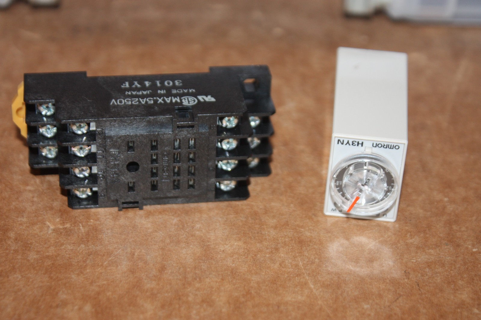 1PCS New OMRON RELAY H3YN-4 100-120VAC with PYF14A-E socket