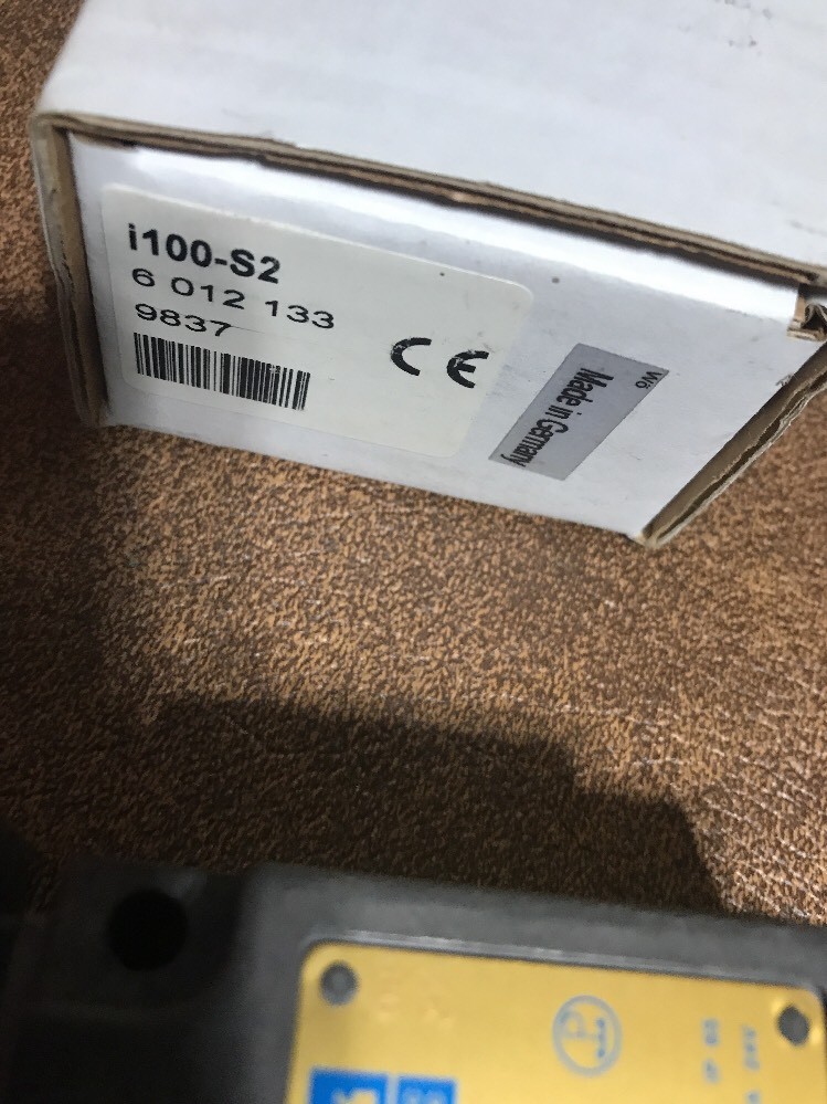 New SICK OPTICS I100-S2 Safety Interlocking SWITCH 9837 Made In Germany