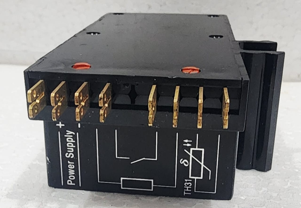 Industrial Plug-In Control Relay Module with Integrated Power Supply 9-Pin