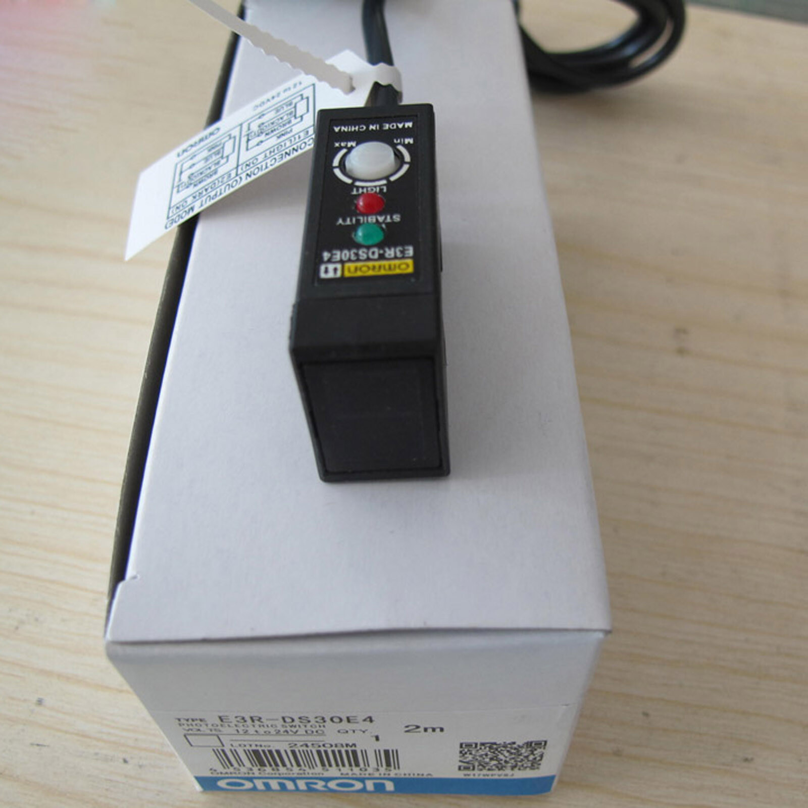 1PC Omron E3R-DS30E4 E3R-DS30E4 2m Photoelectric Sensor -New Free Shipping