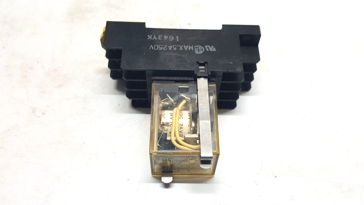 OMRON MY4N 24VDC POWER RELAY WITH BASE PYF14A / LOT OF 12