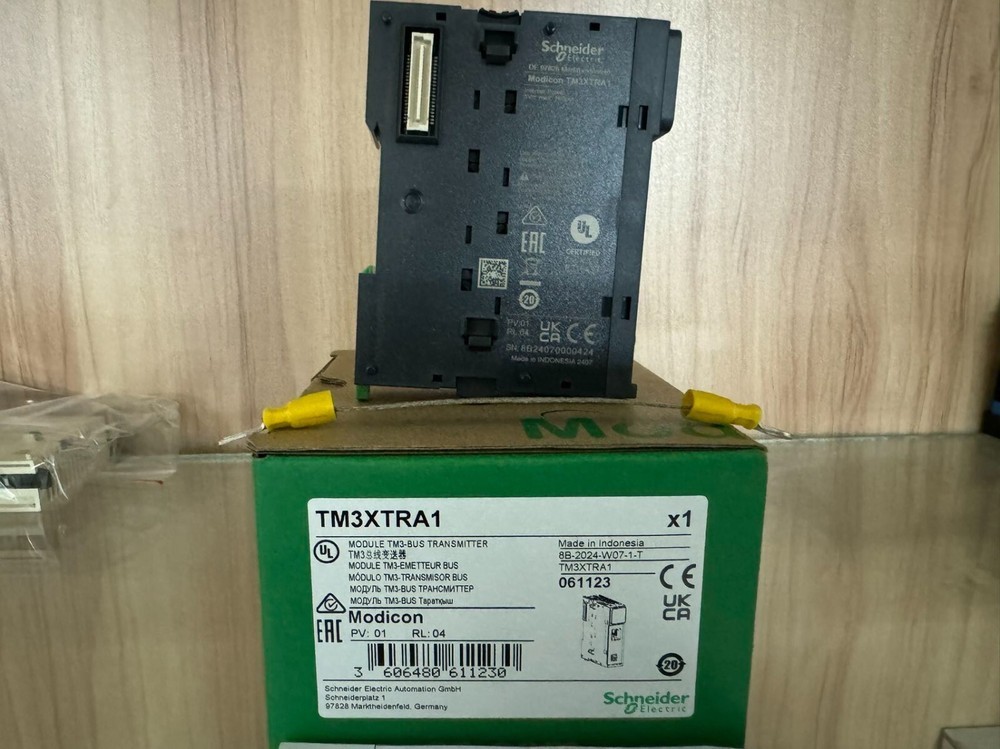 For NEW Schneider Programmable Logic Controller Module TM3XTRA1 With box