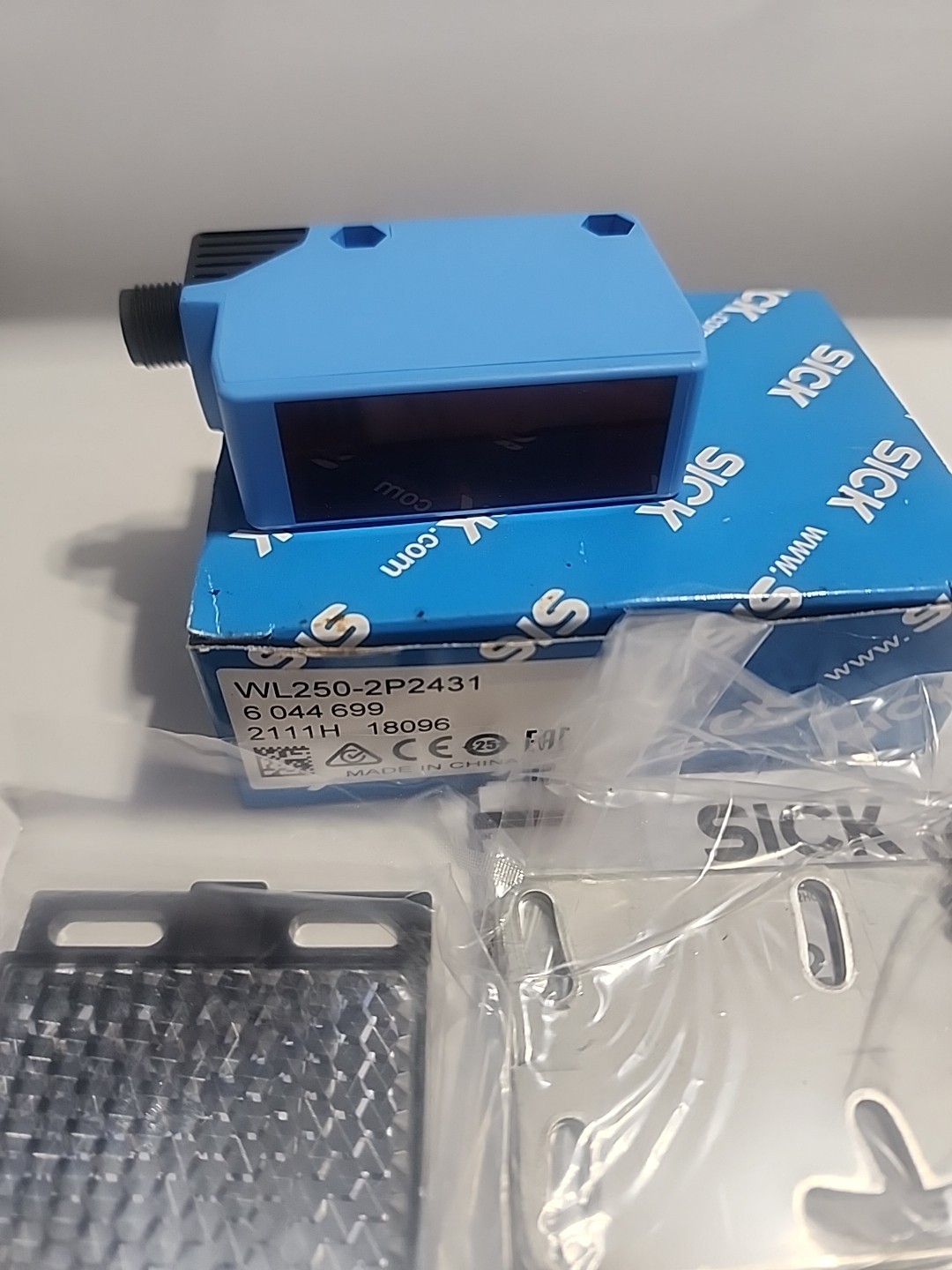 NEW SICK WL250-2P2431 Replace WL250-P430 Photoelectric Sensor Switch WL250-2