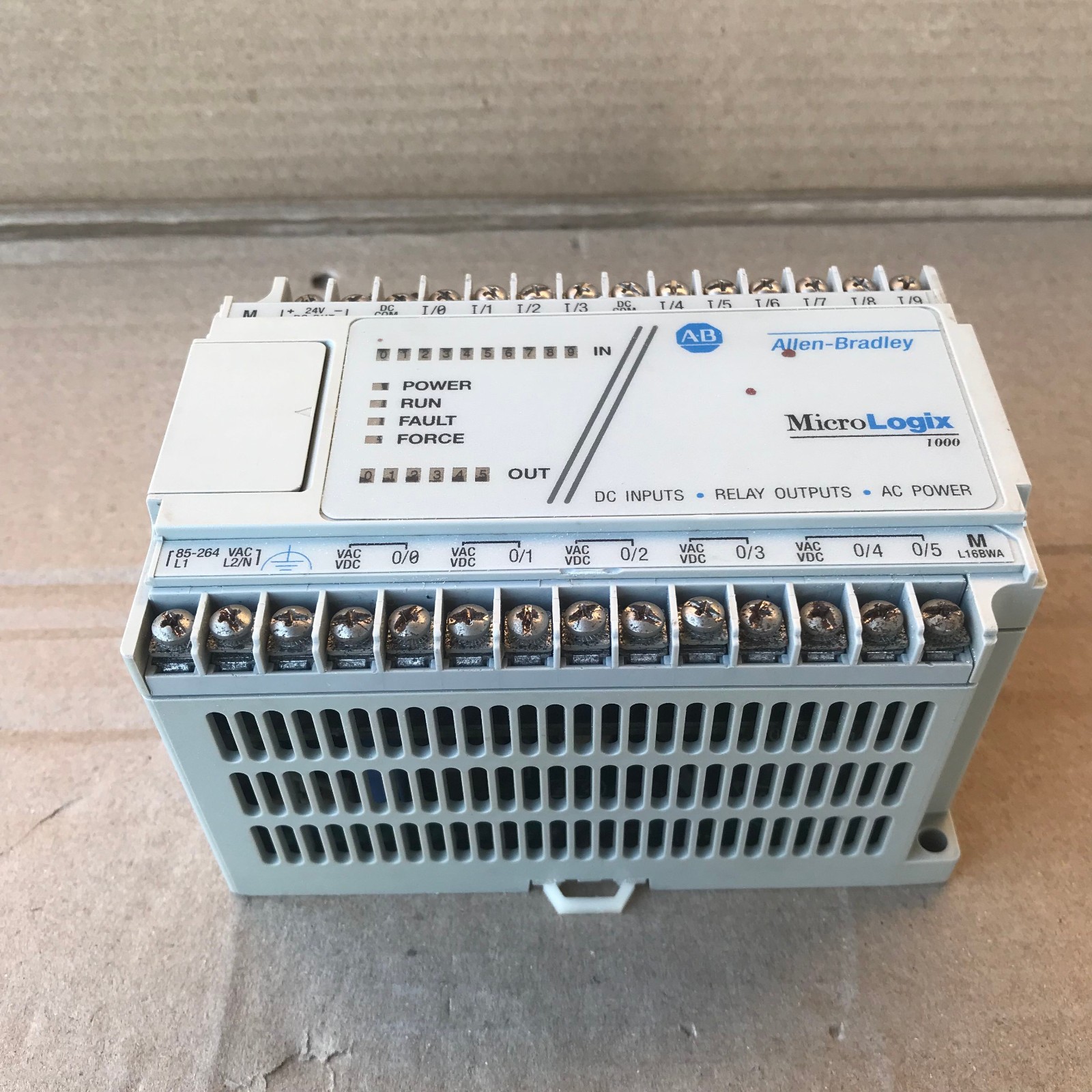 ALLEN BRADLEY 1761-L16BWA PROGRAMMABLE LOGIC CONTROLLER