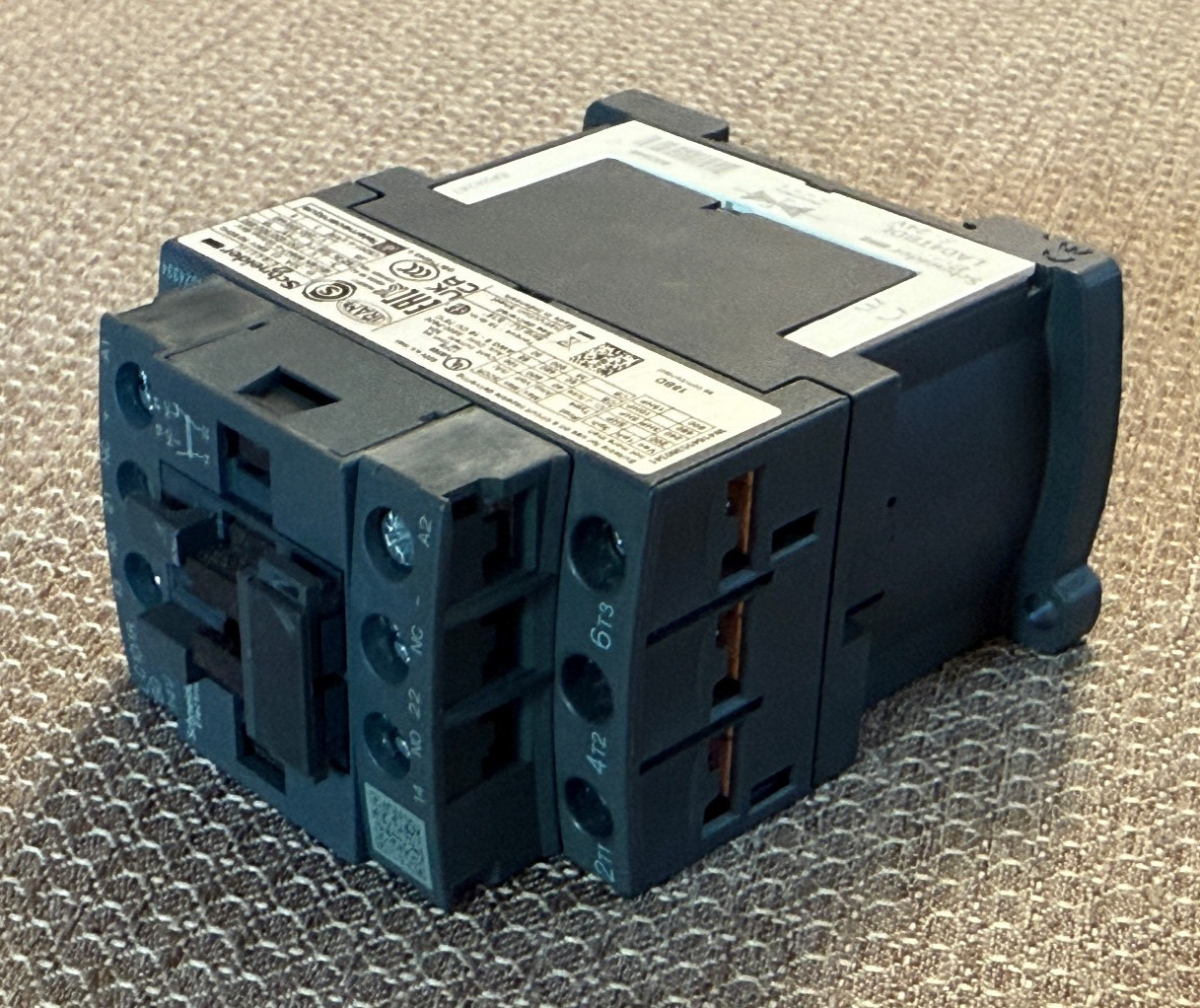 Schneider LC1D18BD IEC Contactor TeSys Deca, nonreversing, 18A, 3 phase, 24VDC