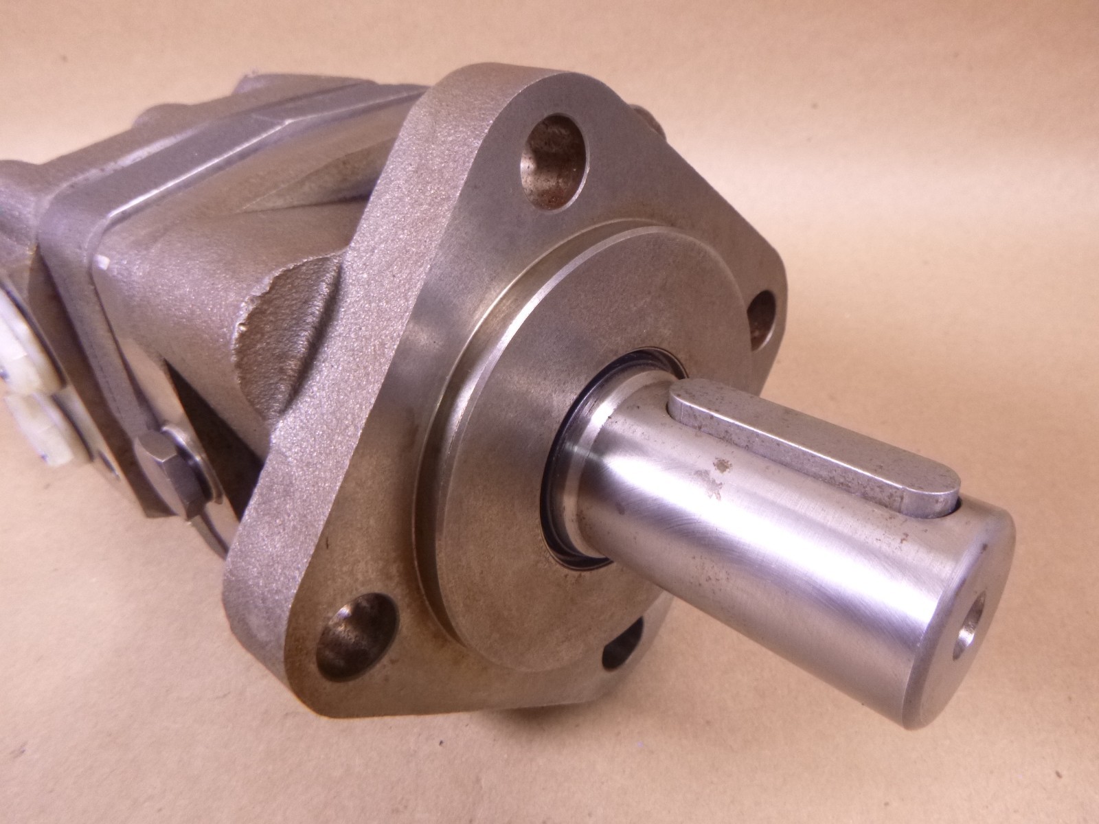White Danfoss Hydraulic Motor OMS80 151F0500 OMS Series Orbital 4-Hole 32mm